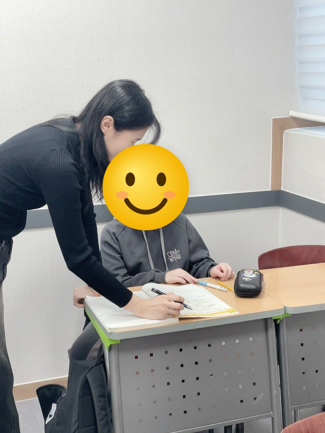 초등부 1:1 개별 수업, 선생님이 학생 옆에서 문제를 봐 주는 모습